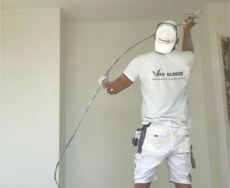 Strak gespoten wit plafond door Van Klasse Stukadoors