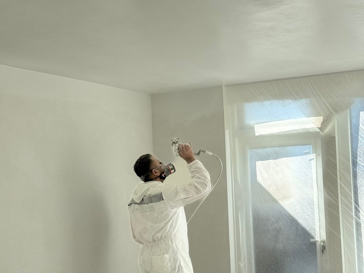Strak afgewerkte nieuwbouwwoning met witte muren