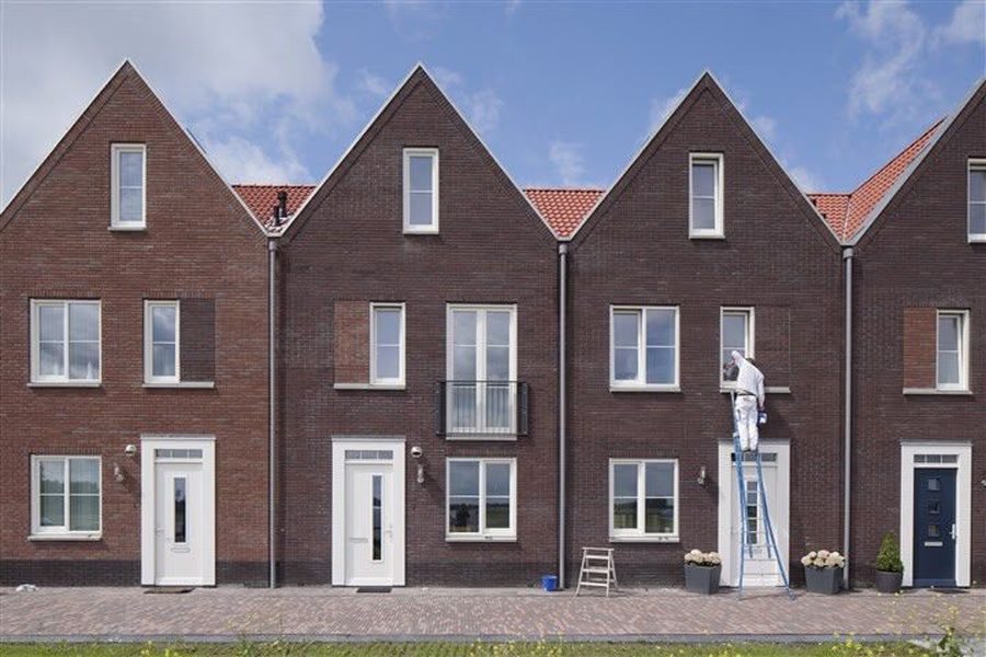 Rij nieuwbouwwoningen die worden opgeleverd