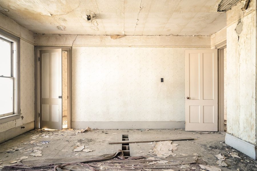 Kamer tijdens een renovatie, wanden nog niet afgewerkt